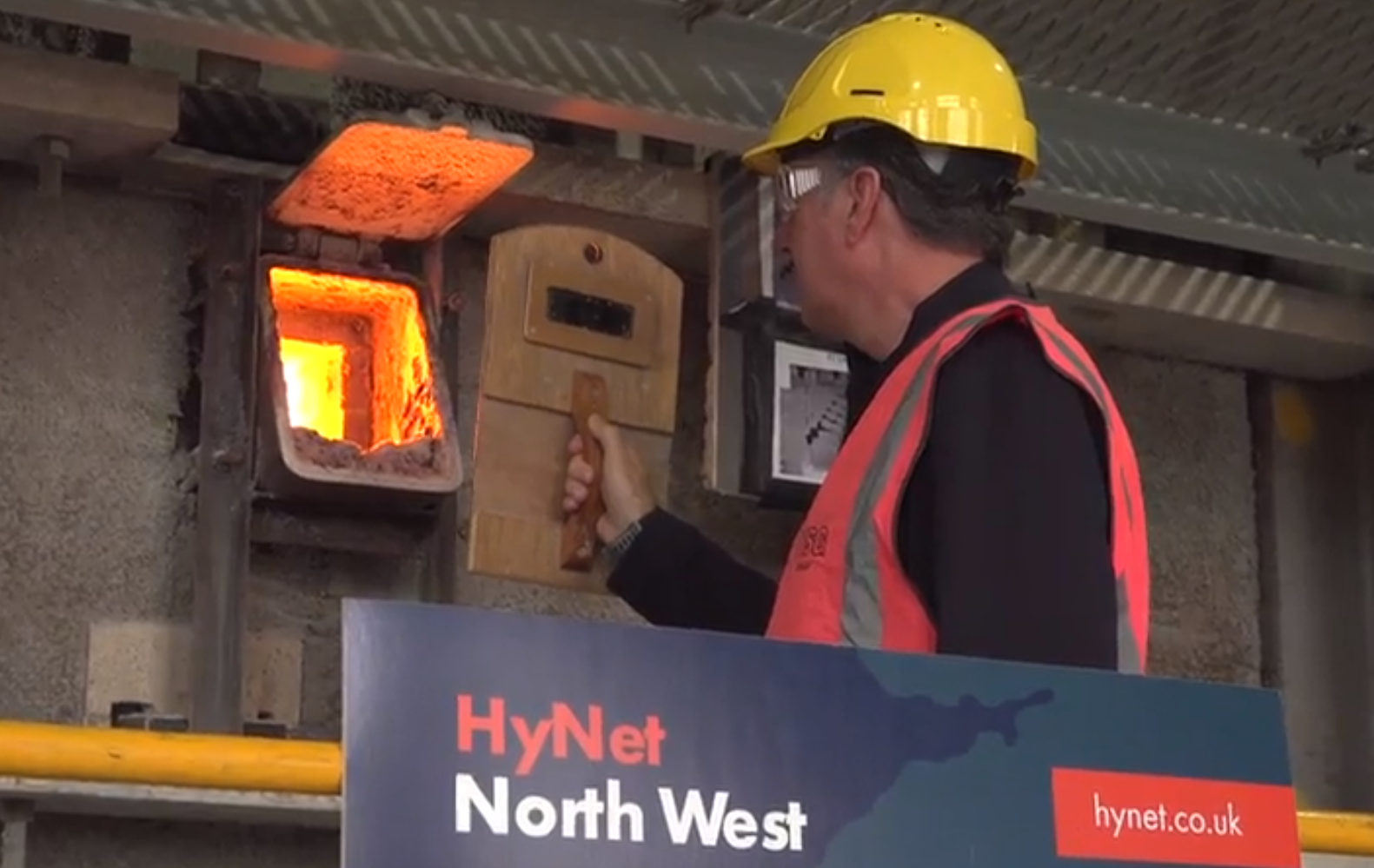 HyNet hydrogen trial at Pilkington Glass - Steve Rotheram looking in furnace